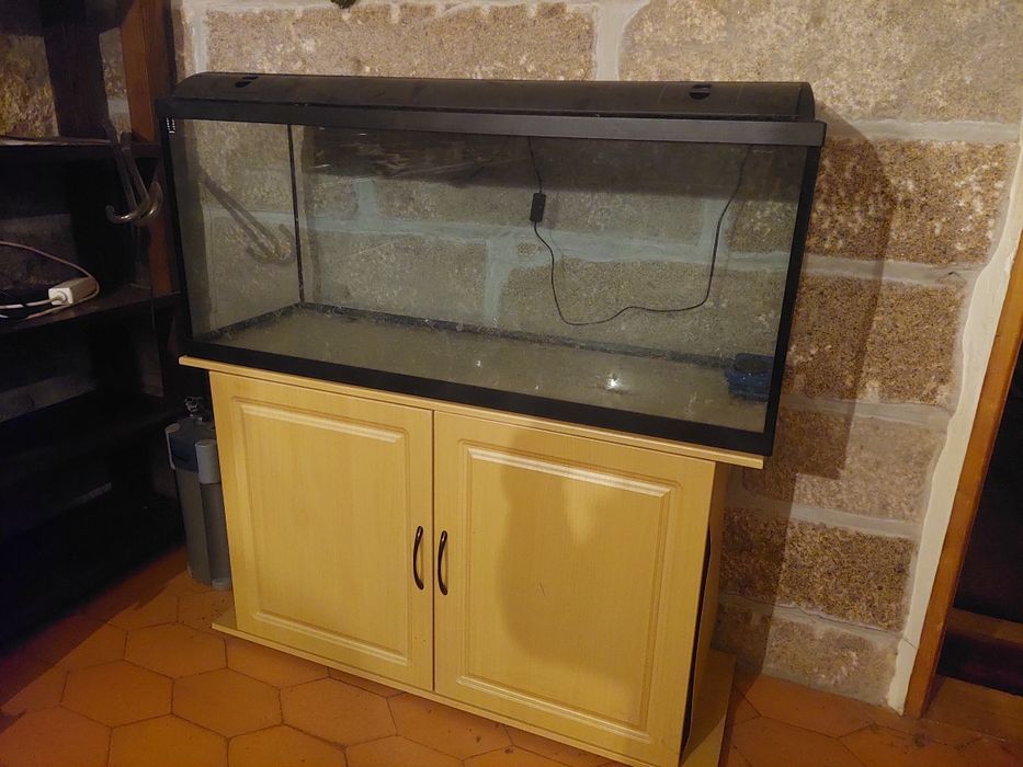 Aquário grande com móvel de suporte