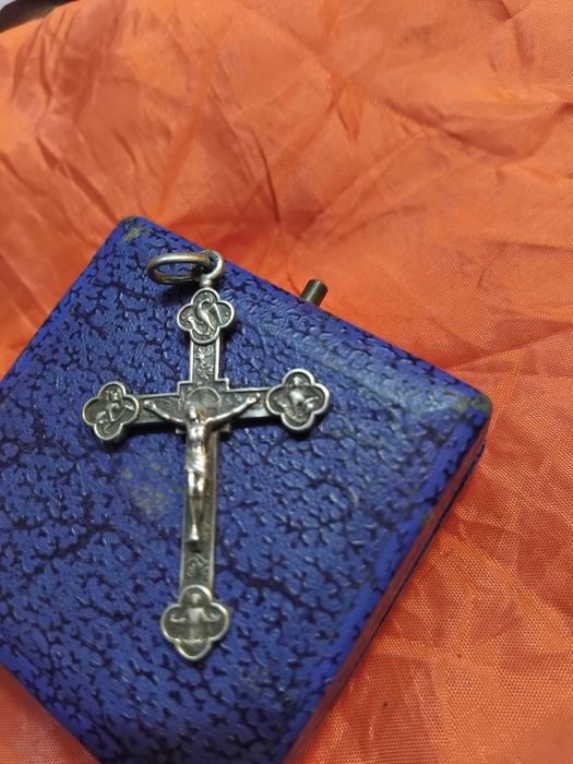 Crucifixo em prata peça marca e contraste
