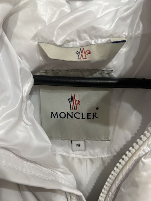 біла куртка монклер зимня