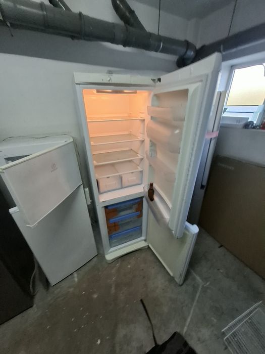 Frigorífico indesit a um preço acessível 1.85 altura  0.59 largura e 0.59 profundidade