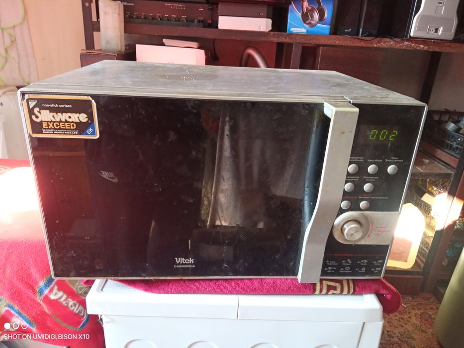 Современная микроволновая печь в отличном рабочем состоянии