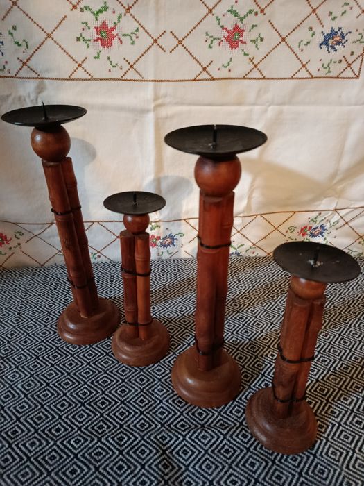 Casticais em madeira. 4 castiçais. Tudo 25.