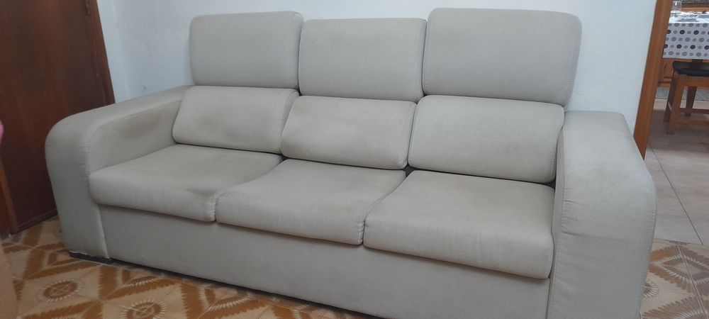 Conjunto de 2 sofás de sala, 3 e 2 lugares, em tecido beige