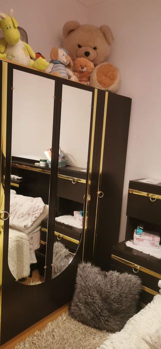 Mobilia quarto antiga com roupeiro