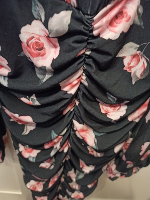 Sukienka dopasowana, marszczona. W kwiaty. Wiosna, lato, botki