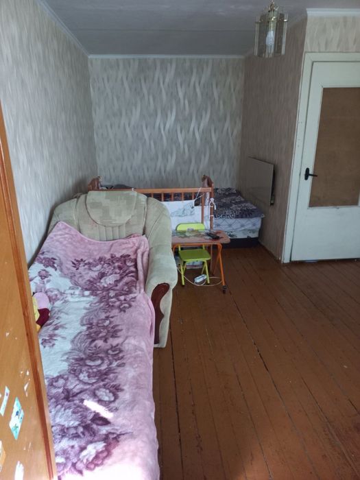 Продається 1 кімнатна , тепла , затишна квартира на 2 поверсі.