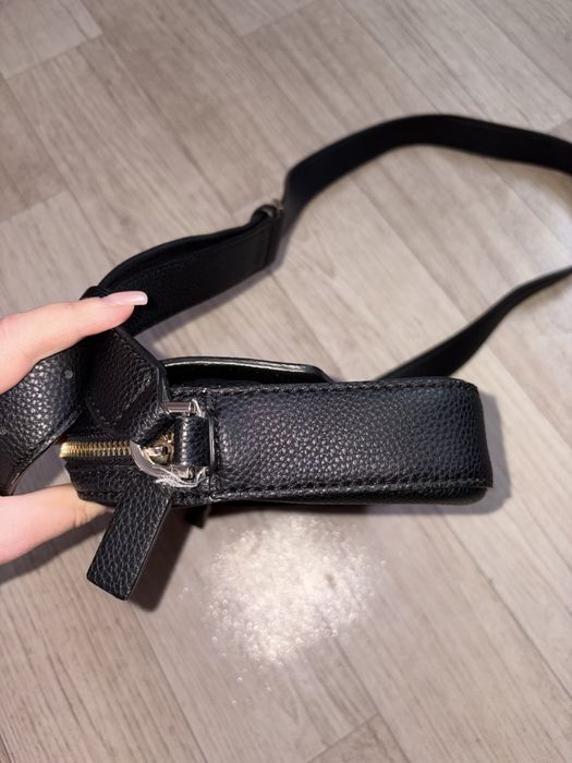 Czarna elegancka torebka na ramię GUESS