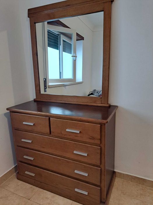 Quarto casal, colchão 195 x 160, comoda, 2 mesas, madeira castanheiro