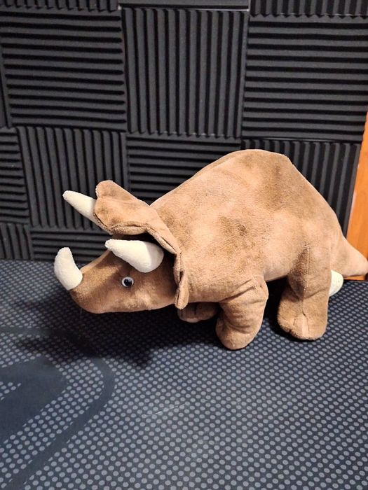 Peluche castanho de dinossauro