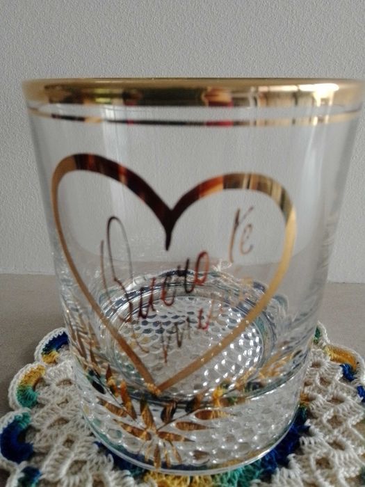 Copo de whisky  em vidro e dourado.433586360791879681