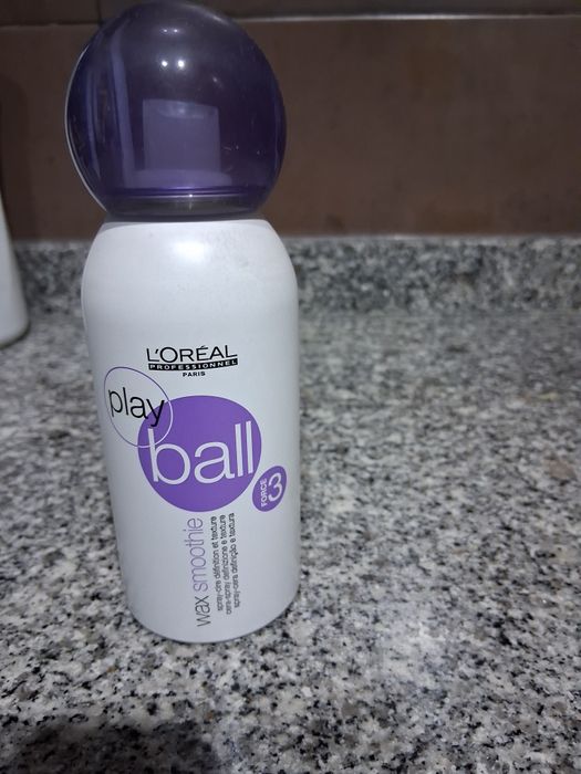 Cera em pasta, cera em spray,e uma laca