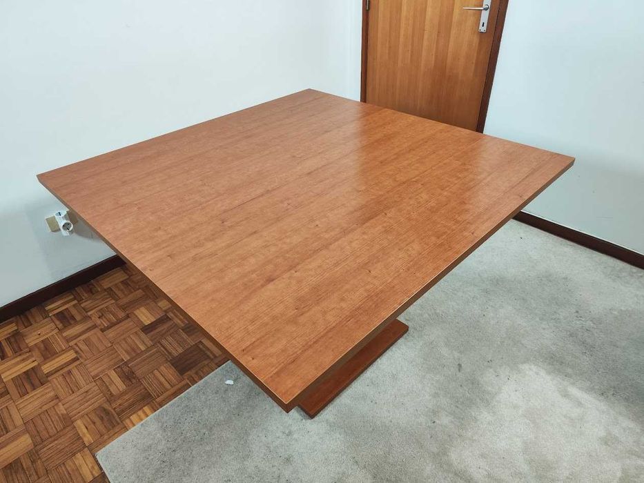 Mesa 1,20 x 1,20m – Elegante, Moderna e em Ótimo Estado!