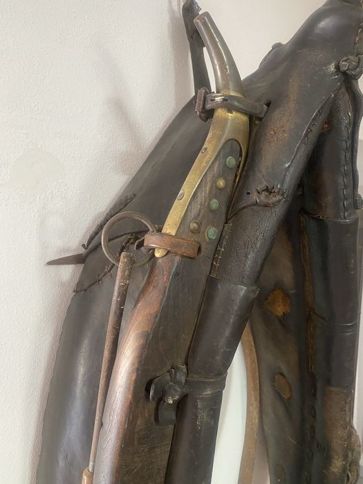 Coelha / Colerão de Tração Antigo em Couro e Latão – Decoração Rústica