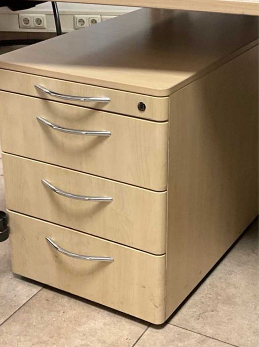 Biurko -wyposazenie biura