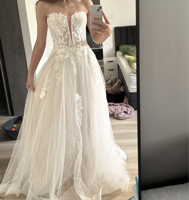 Suknia ślubna w kolorze białym, bez ramiaczek z gorsetem