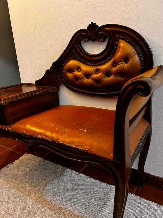 Banco antigo de madeira e couro