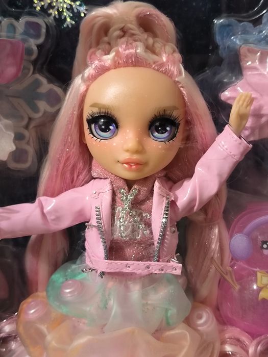 Rainbow High Winter Bella Лялька Рейнбоу Хай Зимова серія Белла рожева