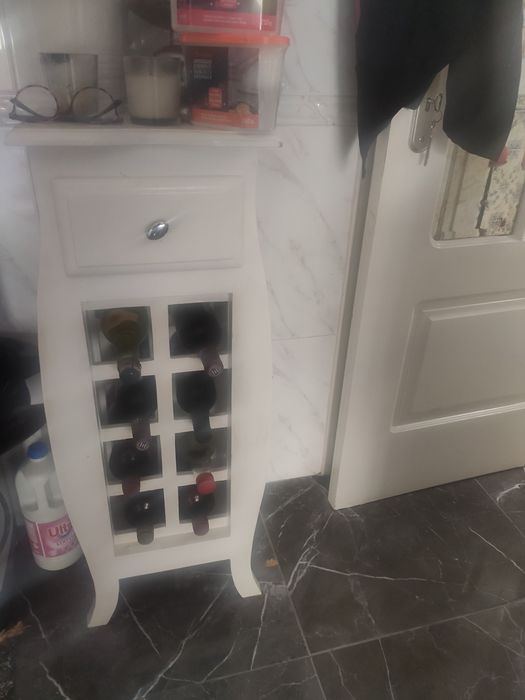 Móvel de cozinha com gaveta e garrafeira
