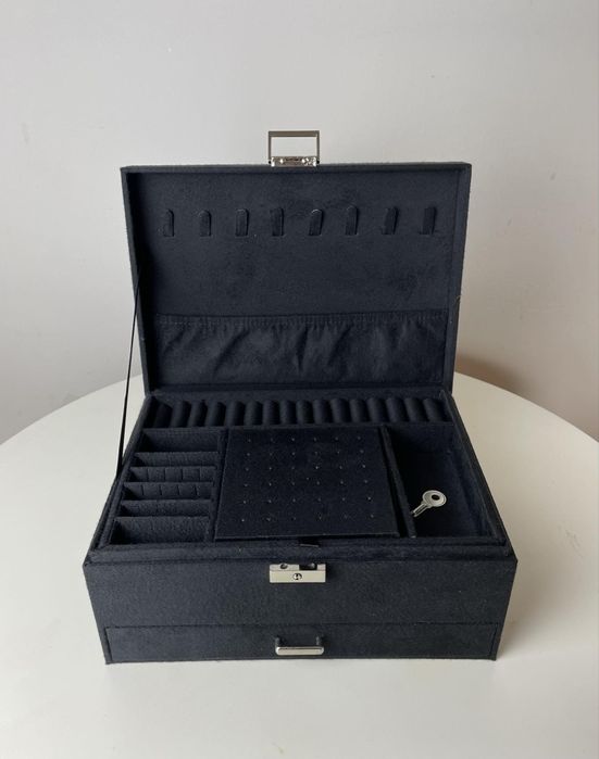 Elegancki czarny kuferek szkatułka na biżuterię