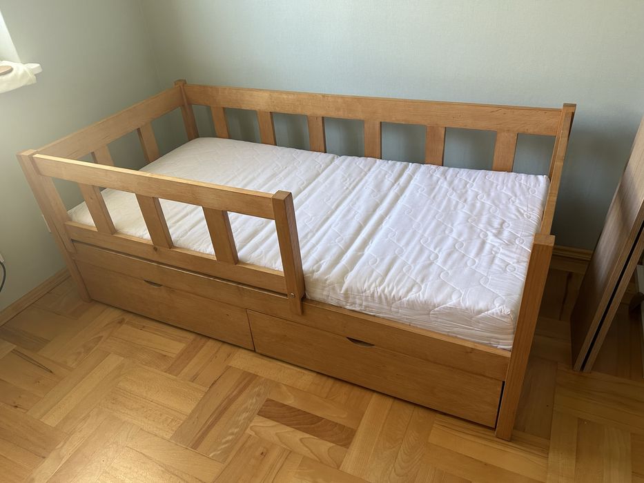 Bukowe łóżko dziecięce 160x80 z bezpieczną barierką