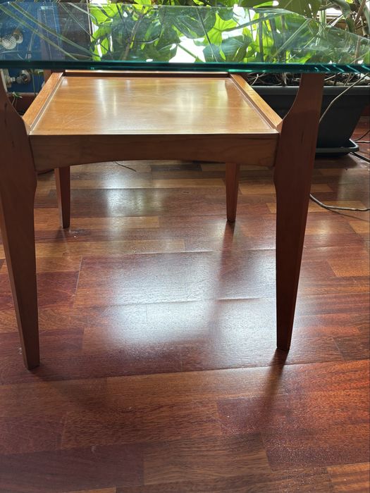 Mesa de apoio quadrada em madeira e vidro