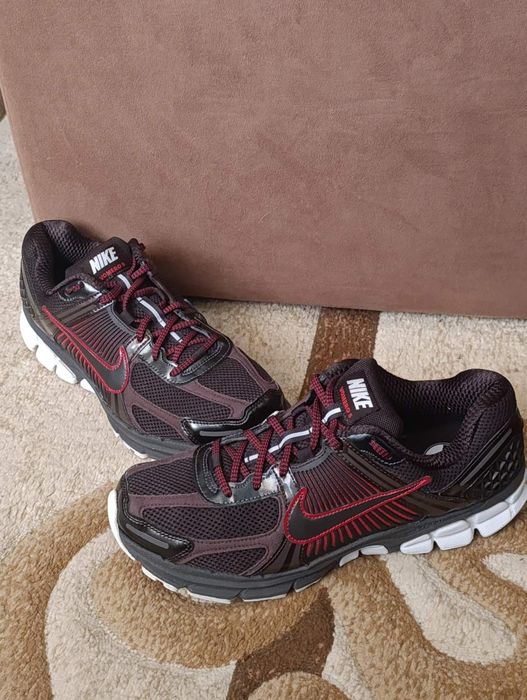 Кросівки Nike Zoom Vomero 5 "Velvet Brown". 42 розмір, коричневого кольору з елементами червоного та антрациту