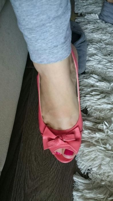 Malinowe skorzane szpilki