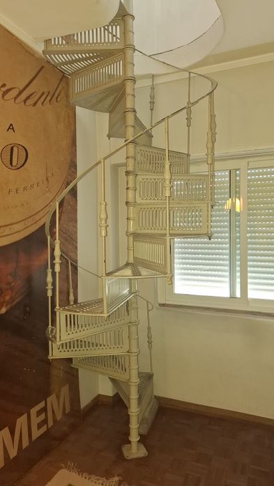 Escada em caracol em ferro