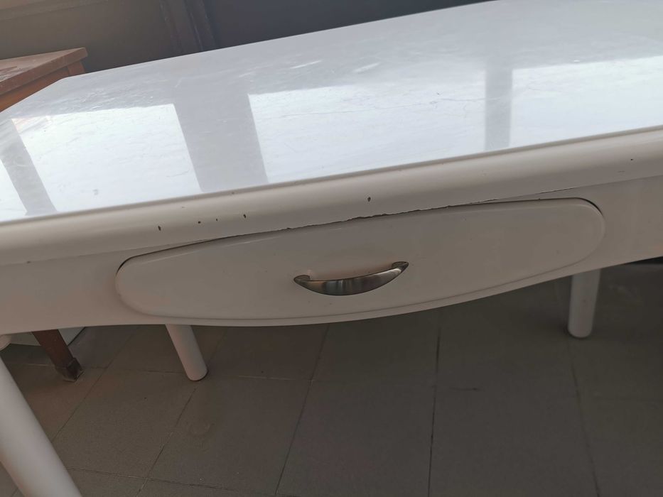 Mesa de cozinha extensível branca com gaveta