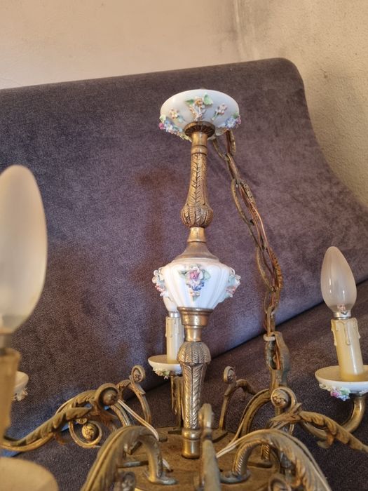 Candeeiro com trabalhados em porcelana