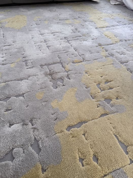 Vendo tapete cinza e amarelo