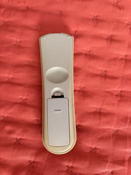 Televisão AKAI com comando