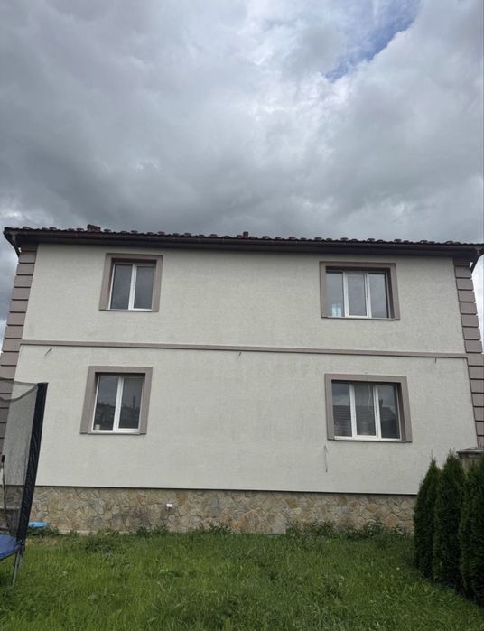 Великий будинок біля Велесу Метро