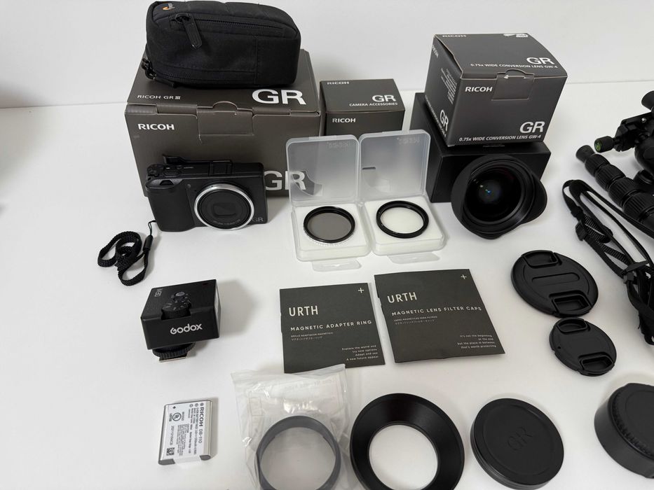 Aparat Ricoh GR III wraz z zestawem akcesoriów – kompletny kit fotograficzny OKAZJA!!