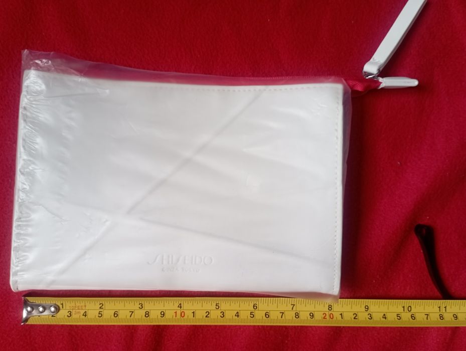 Дві білі косметички