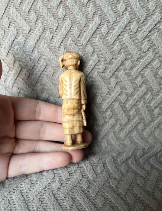 Antiga figura oriental de camponês okimono trabalhada