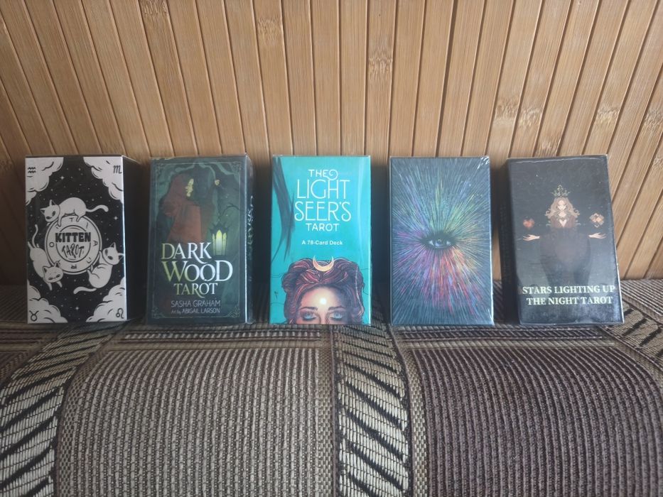 Карти таро Kitten.
Dark Wood.
The Light Seer's.
The Muse.
Stars Lighting Up The Night.