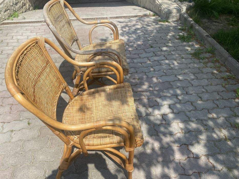 Крісла плетені з лози.