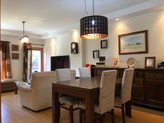 Qualidade | Mesa + 4 Cadeiras Estofadas em  Madeira Maciça