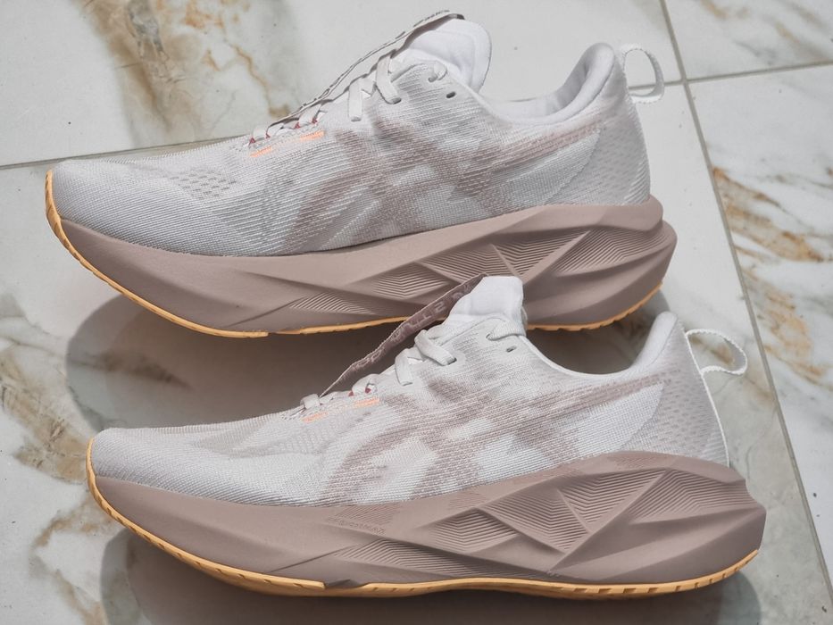 Оригінал 100% жіночі кросівки asics novablast 5  eur 41.5