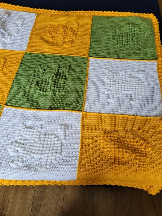 Szydełkowy kocyk z kotkami