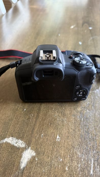 Canon R100 mirrorless