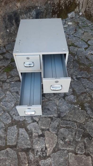 Arquivo de gavetas, em ferro e em plástico pode vir ver.
