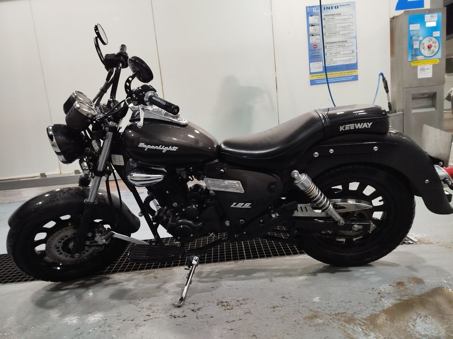 Keeway Superlight 125 –  Muito Conforto + 2 Capacetes