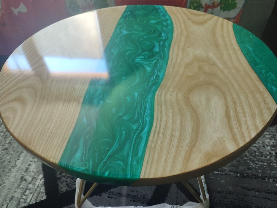 Stolik kawowy z żywicą epoksydową i jesionem