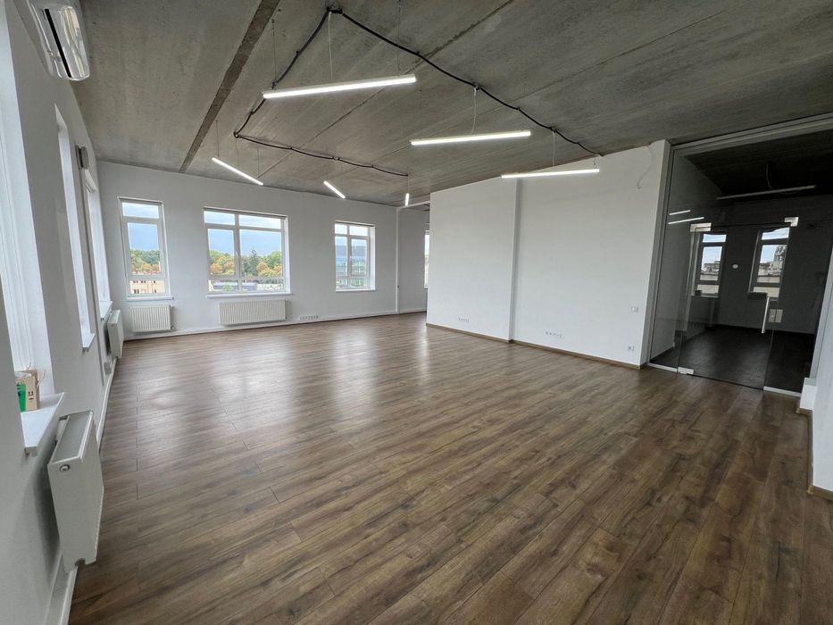 Сучасний офіс з терасою і краєвидом, від власника