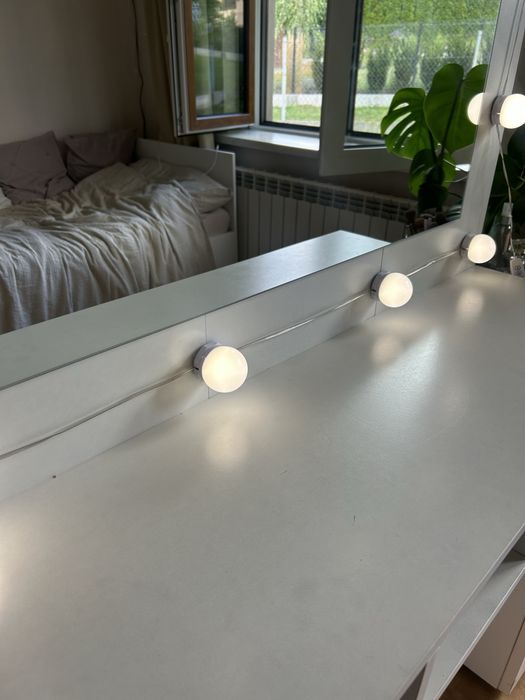 Toaletka z lustrem i oświetleniem LED