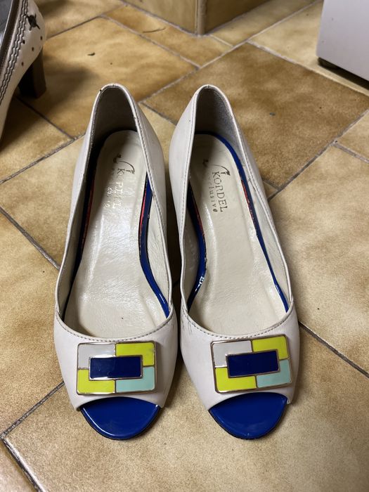 Kremowo-granatowe skórzane czółenka na obcasie z Kordel