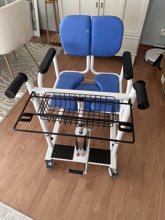 Cadeira sanitária hidráulica com rodas