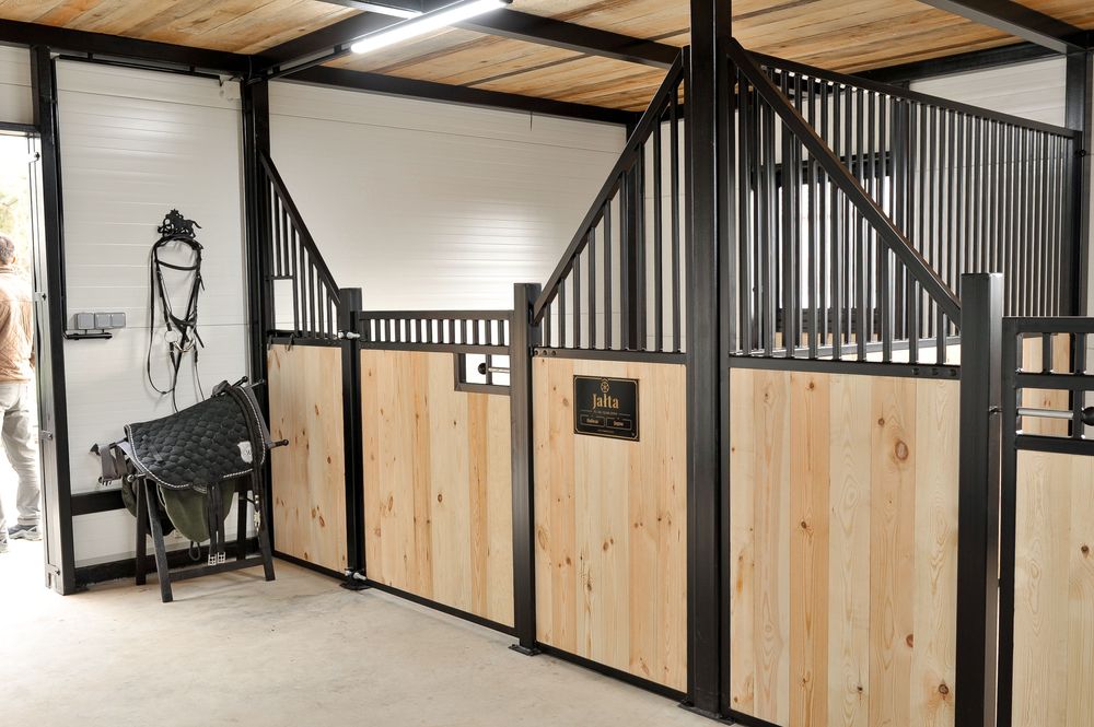 Boks dla konia, front boksu do stajni, boksy dla koni, stajnia fasada